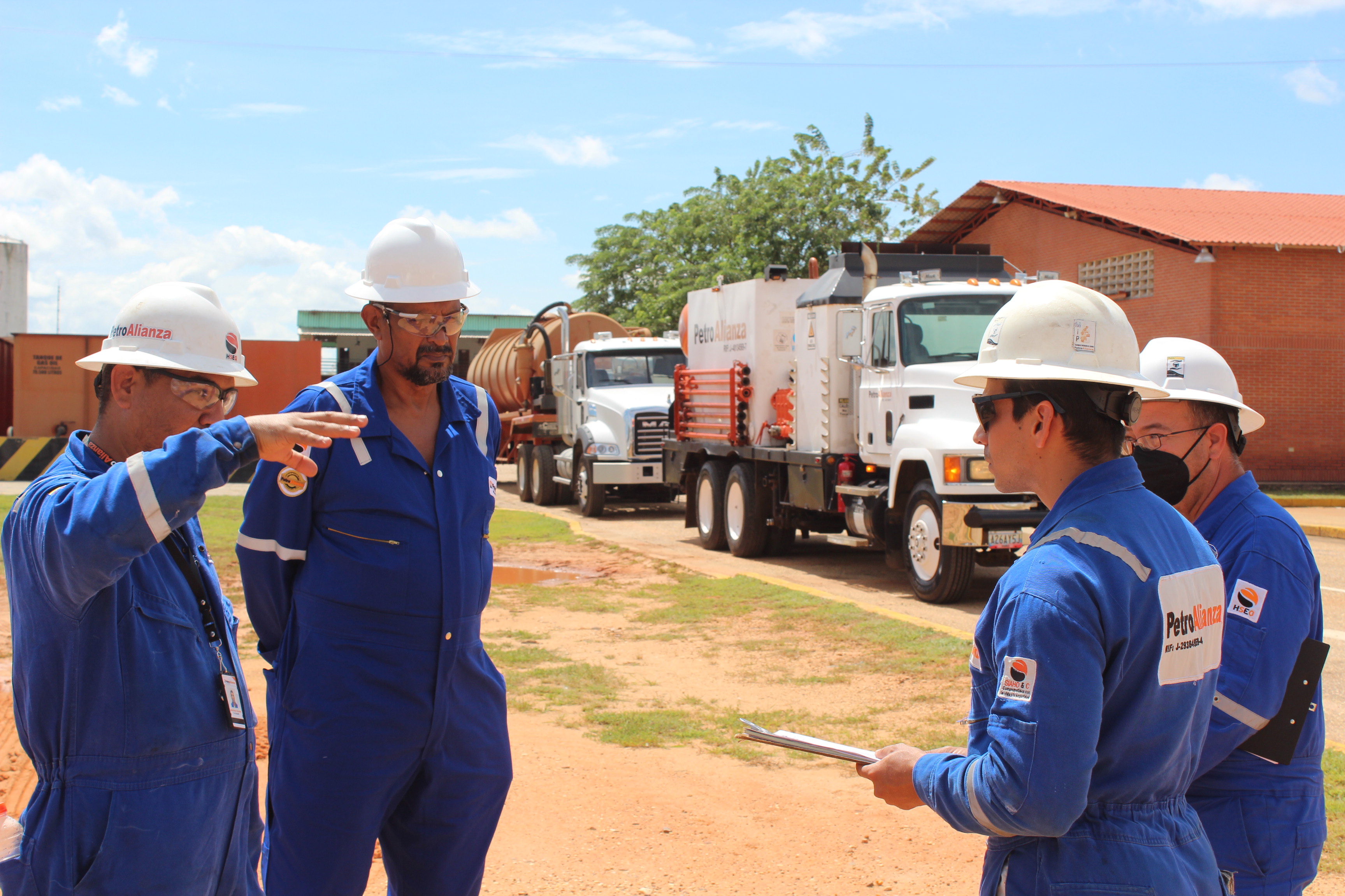 PetroAlianza team coordinating execution and operational planning